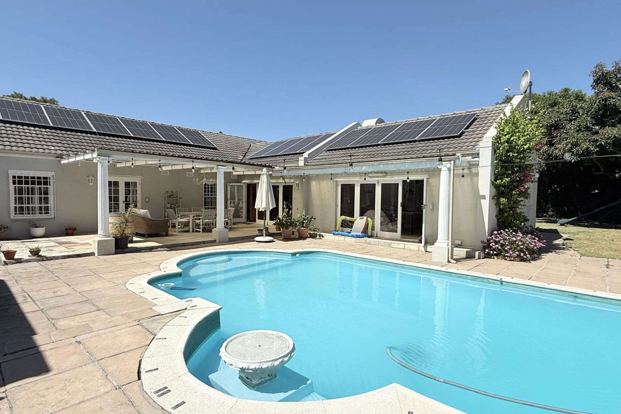 House let in Constantia, Cape Town - RBL1693636