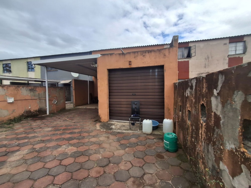 Double-storey house for sale in Esikhawini - 1RY1694744 Double-storey house for sale in Esikhawini - 1RY1694744