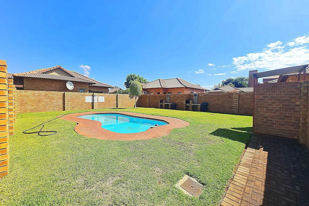 Security complex home to rent in Ellisras (Lephalale) - 1ER1724019 Security complex home to rent in Ellisras (Lephalale) - 1ER1724019