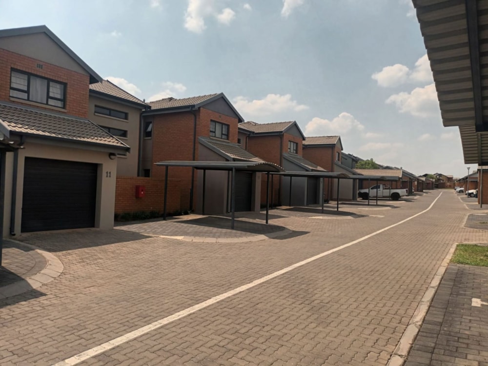 Double-storey house for sale in Derdepoort - PTM1695908 Double-storey house for sale in Derdepoort - PTM1695908