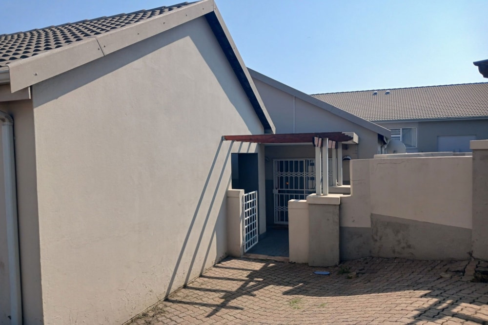 Security complex home to rent in Die Heuwel - 1WD1718800 Security complex home to rent in Die Heuwel - 1WD1718800
