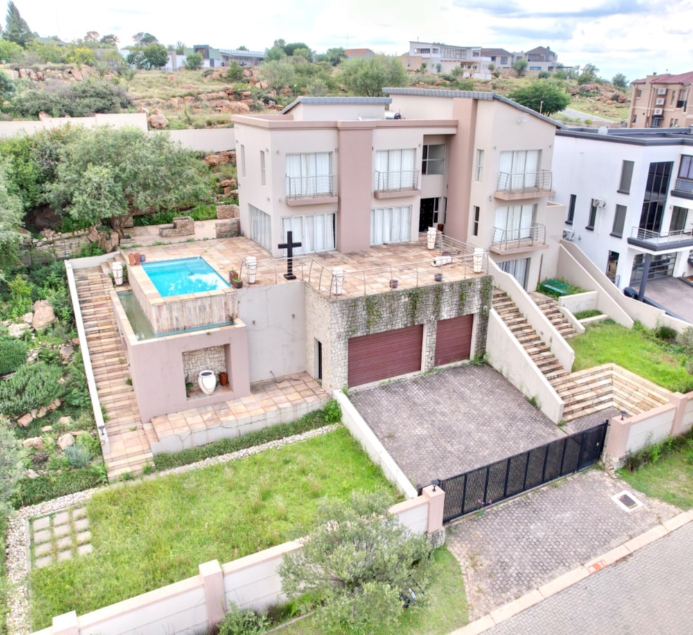 Security estate home for sale in Aquavista Mountain Estate - PRN1530527