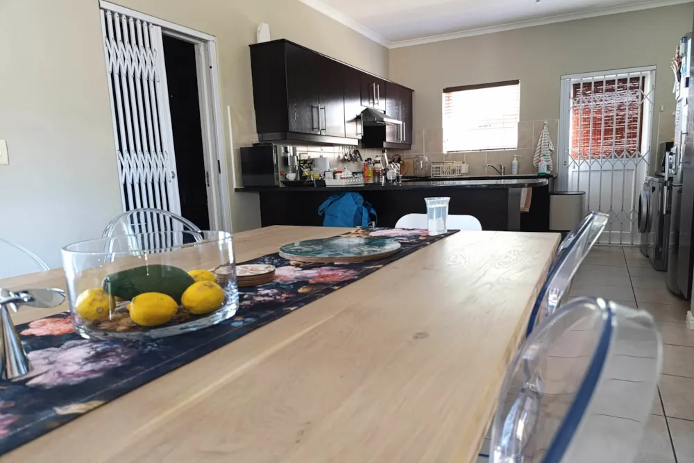 Security estate home let in Century City - 1TV1733213