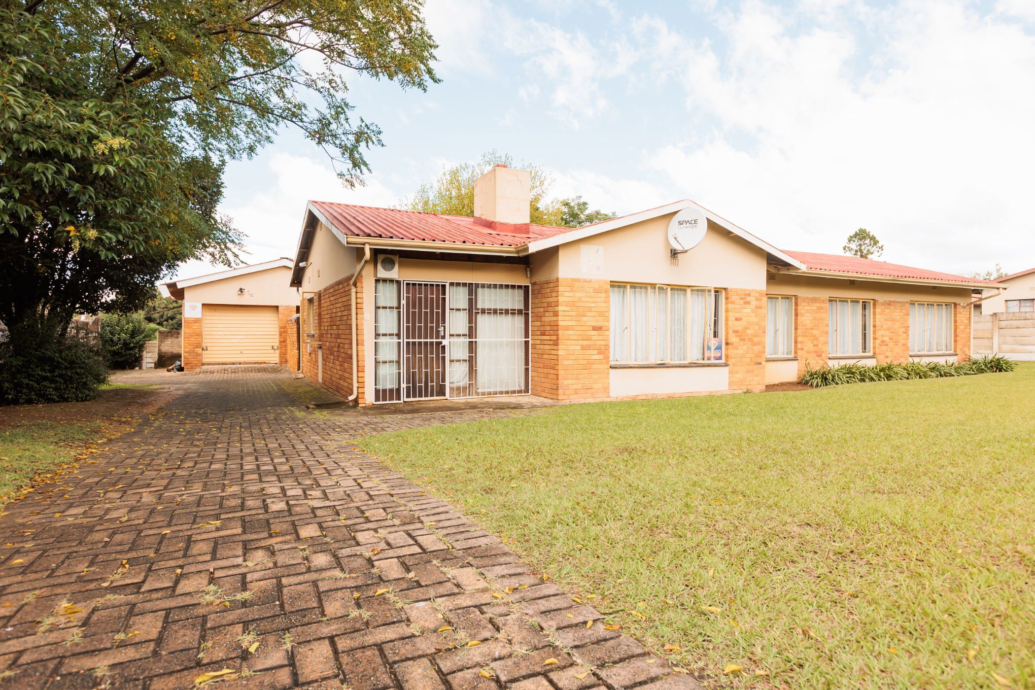 House sold in Amiel Park - 1NW1698608