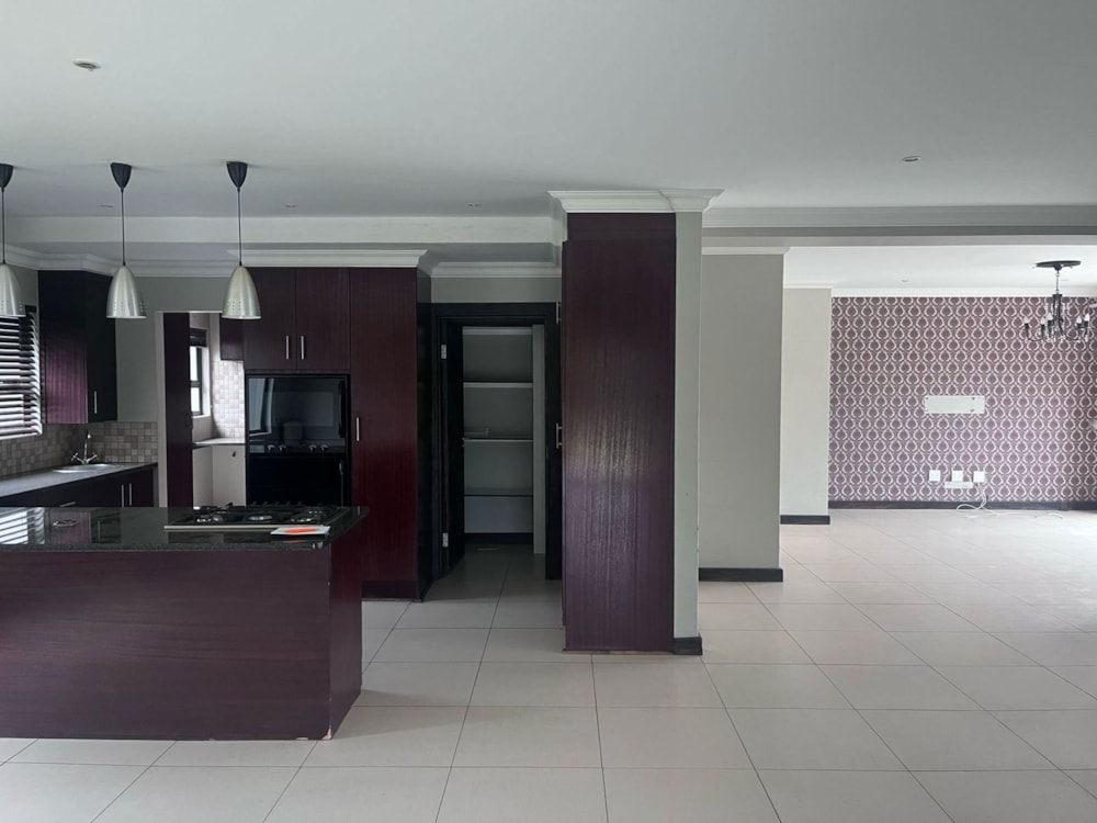 Double-storey house for sale in Woodland Hills - 1BX1699787