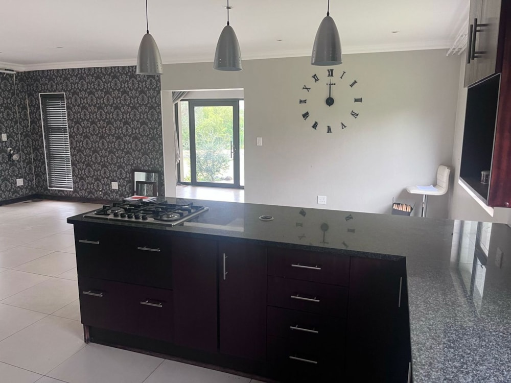 Double-storey house for sale in Woodland Hills - 1BX1699787