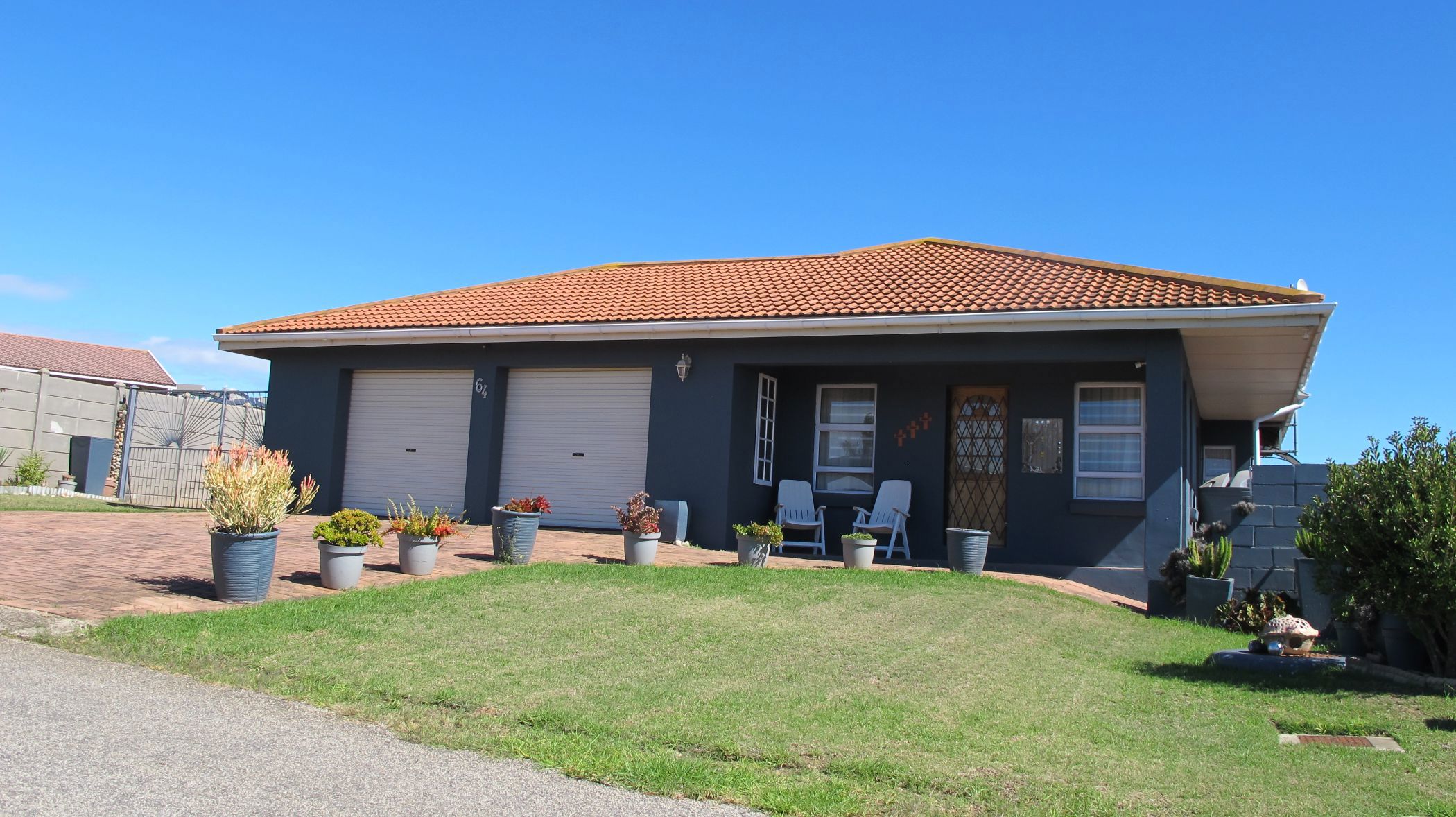 House let in Wave Crest - 1JF1699498