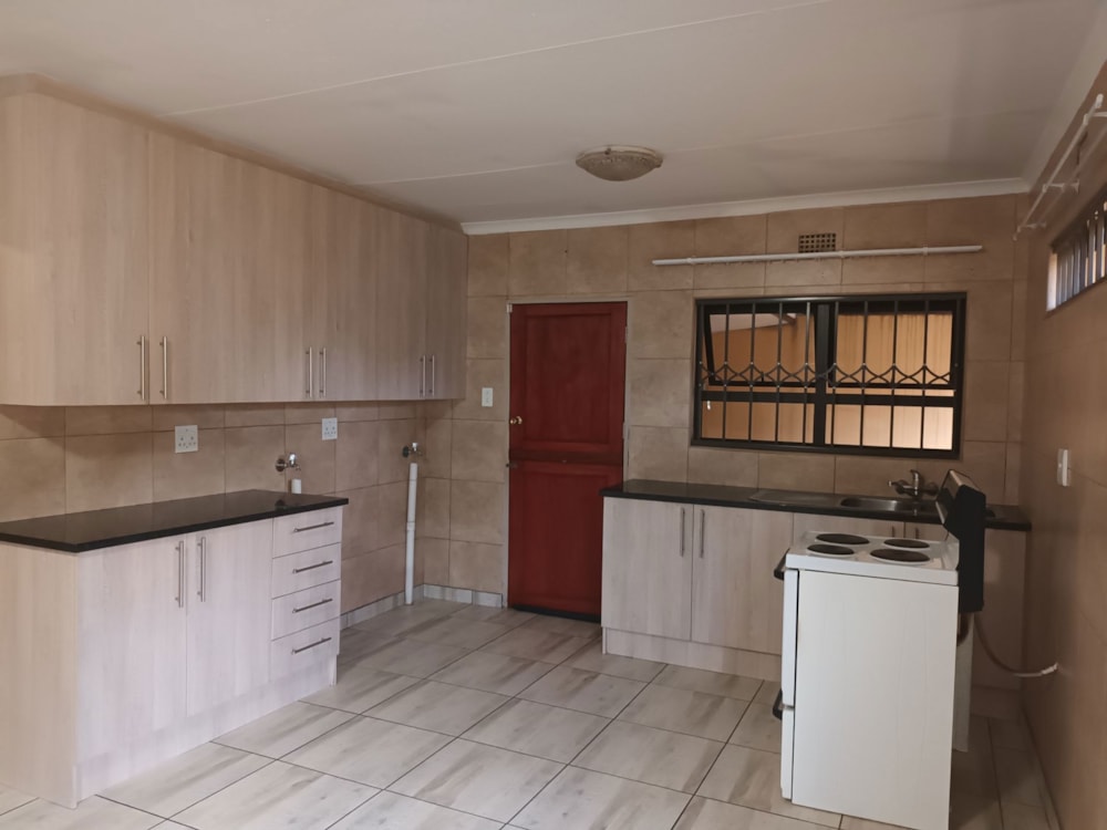 Garden apartment let in Brakpan Central - 1BJ1697047