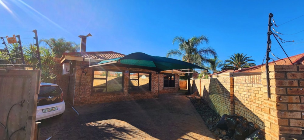 House for sale in Hillcrest, Kimberley - 1KJ1696228 House for sale in Hillcrest, Kimberley - 1KJ1696228