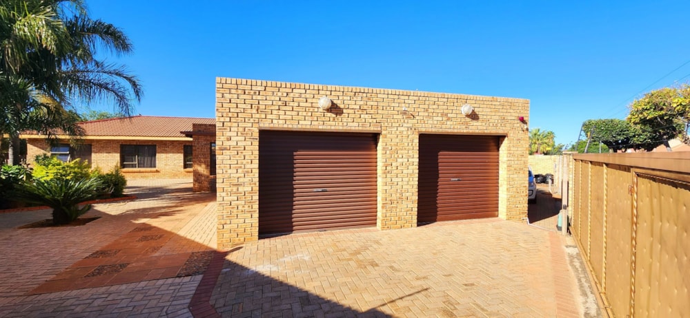 House for sale in Hillcrest, Kimberley - 1KJ1696228