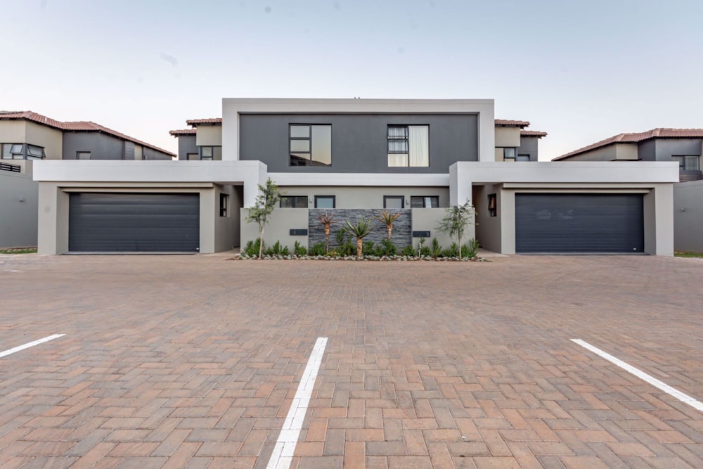 Security estate home for sale in Aspen Hills - 1GV1696701