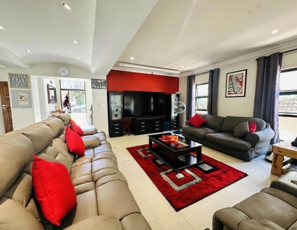 Security estate home for sale in Aspen Hills - 1GV1697042