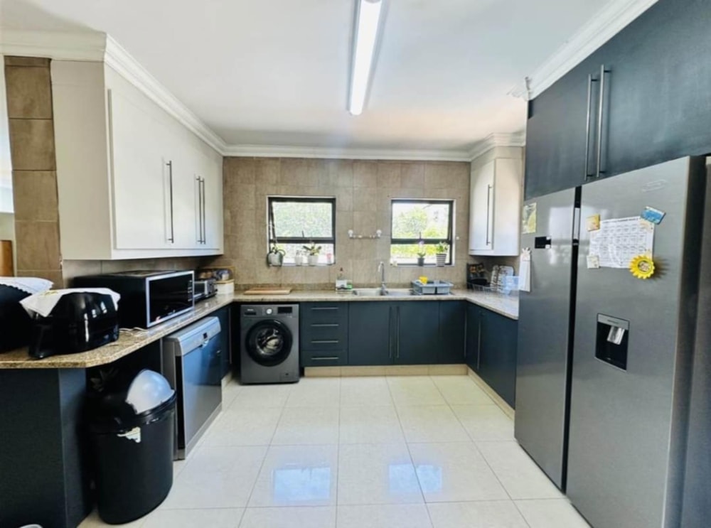 Security estate home for sale in Aspen Hills - 1GV1697042