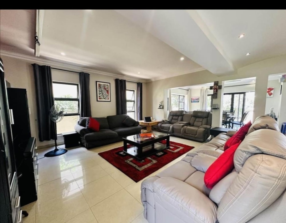 Security estate home for sale in Aspen Hills - 1GV1697042