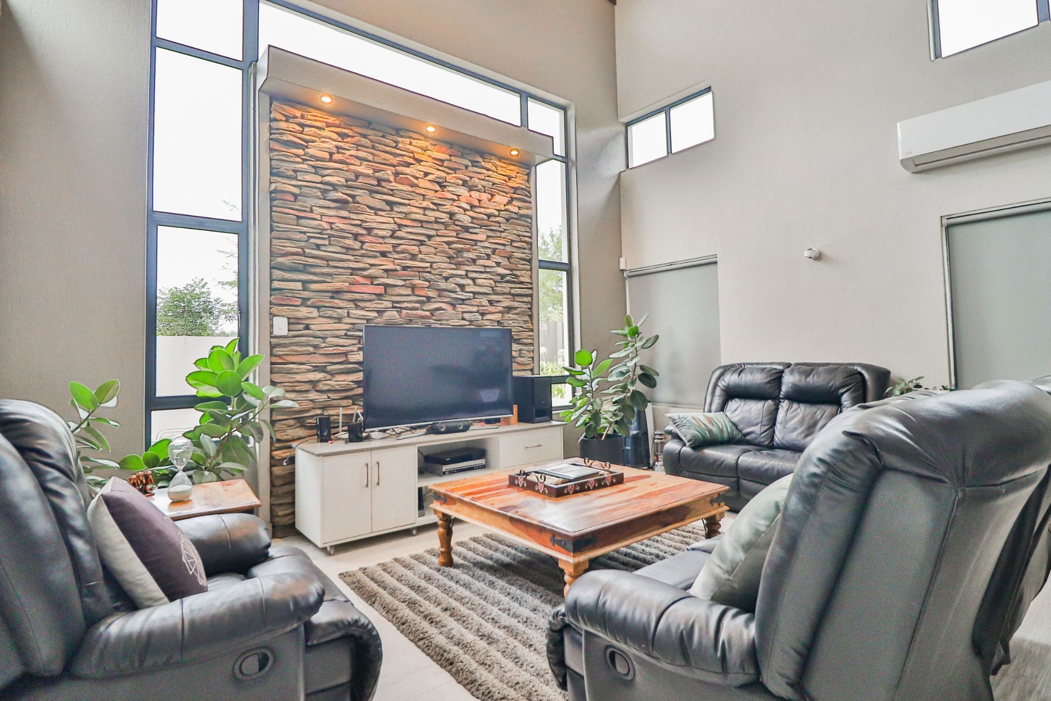 House let in The Rest - 1NS1696897