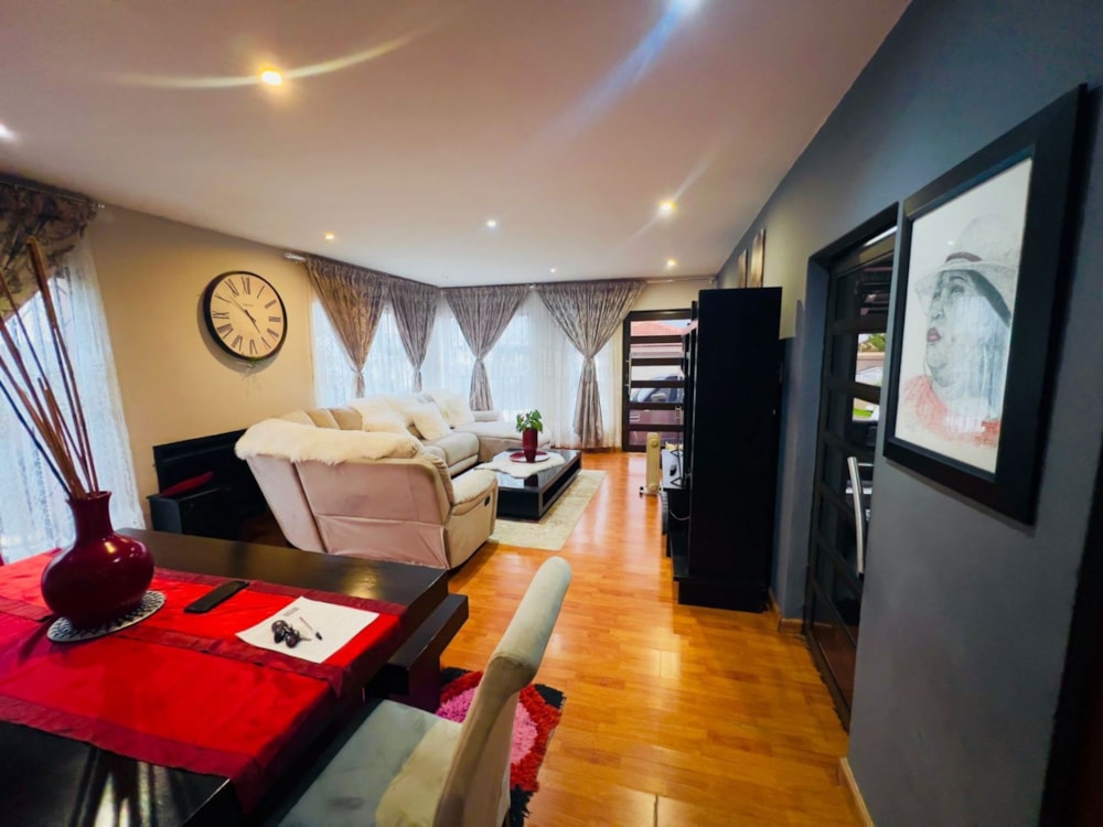 Security complex home for sale in Reyno Ridge - 1WD1697173