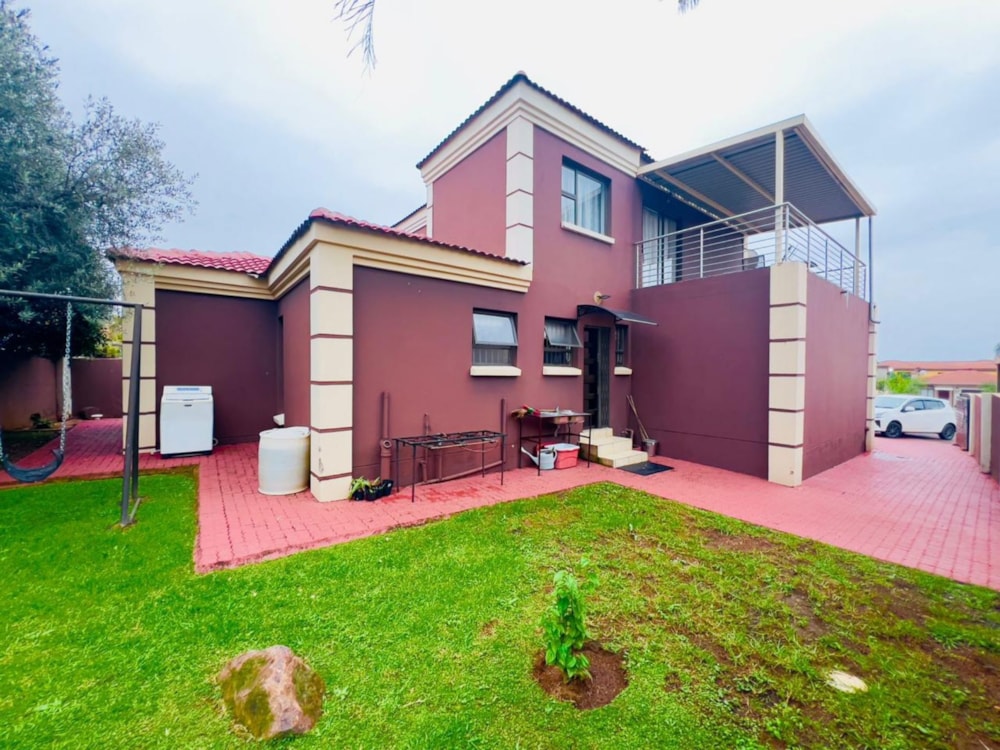 Security complex home for sale in Reyno Ridge - 1WD1697173