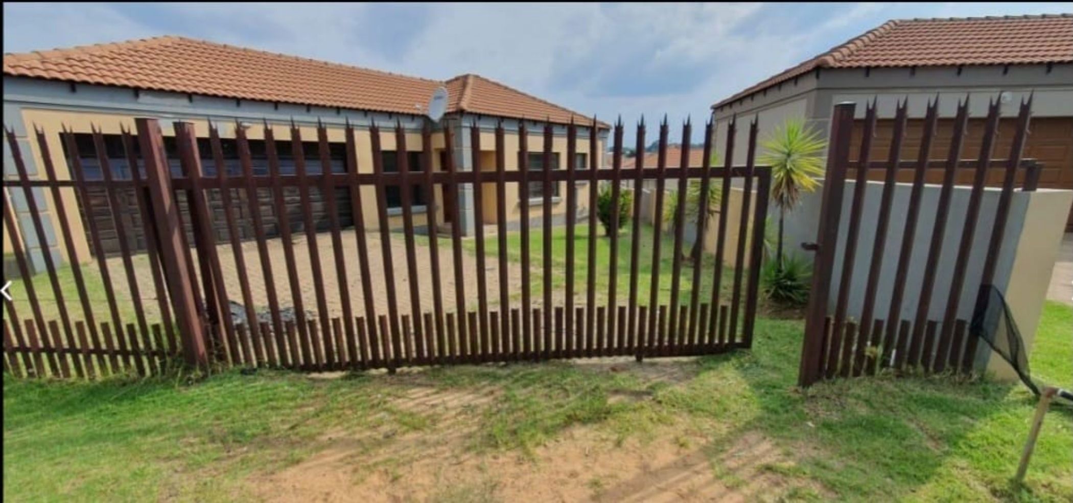 Security complex home for sale in Jackaroo Park - 1WD1697712