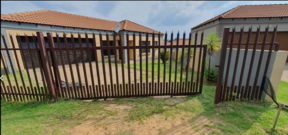 Security complex home for sale in Jackaroo Park - 1WD1697712