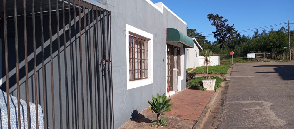 Bachelor apartment for sale in Albertinia - 1SR1698822