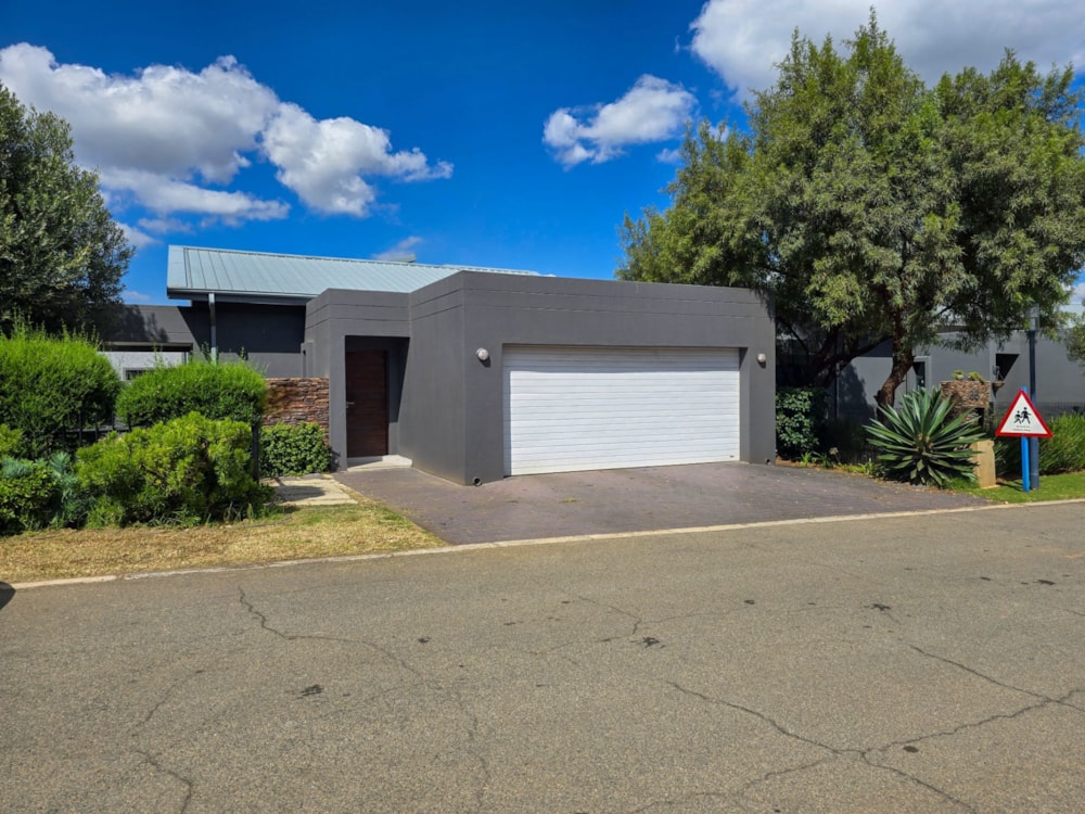 Cluster let in Eye of Africa - 1GV1698925 Cluster let in Eye of Africa - 1GV1698925