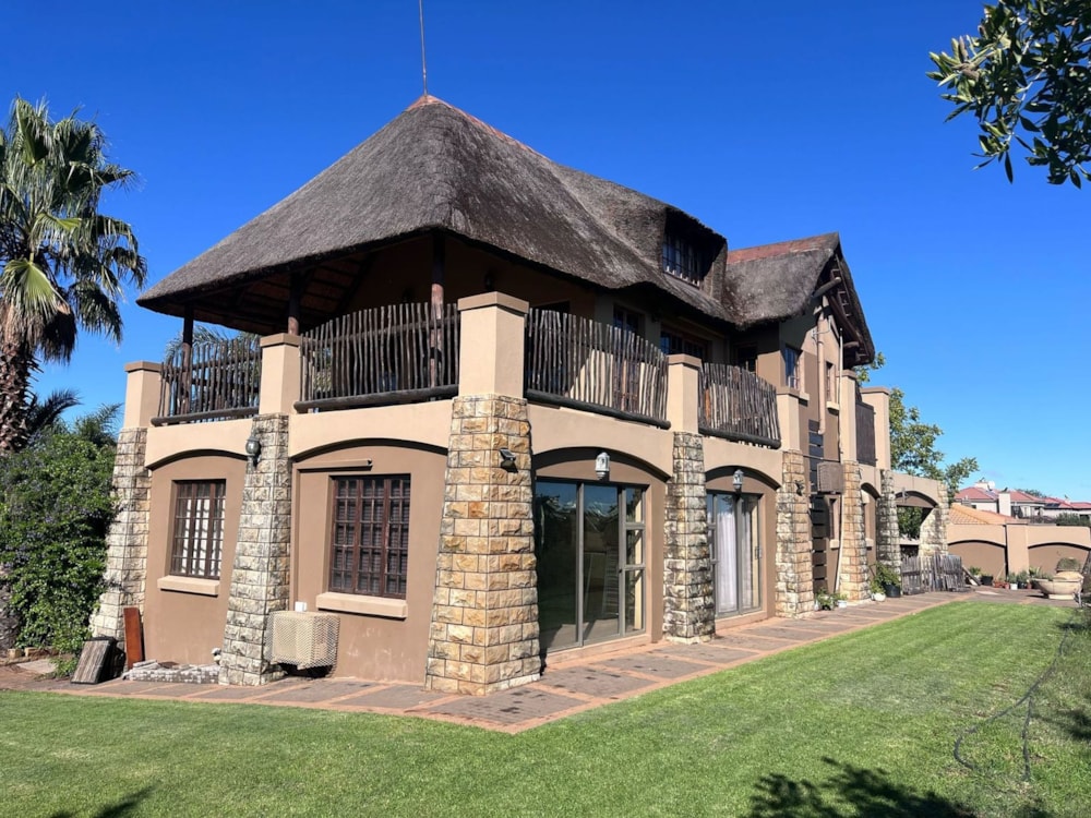 Double-storey house for sale in Woodland Hills - 1BX1704175