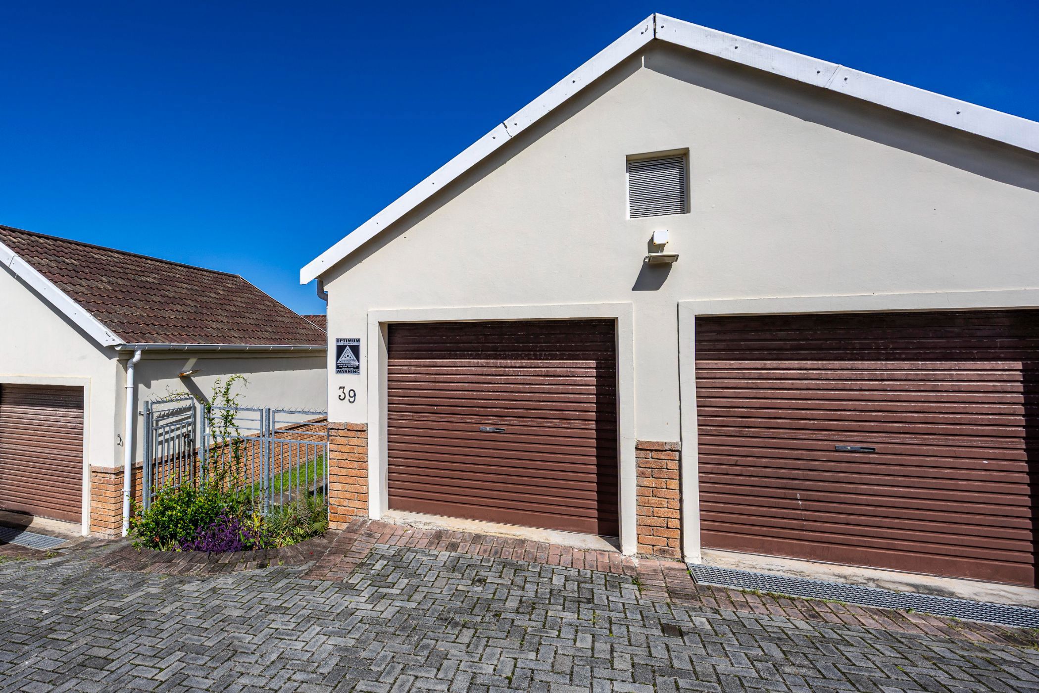 House for sale in Beacon Bay - 1EZ1696751