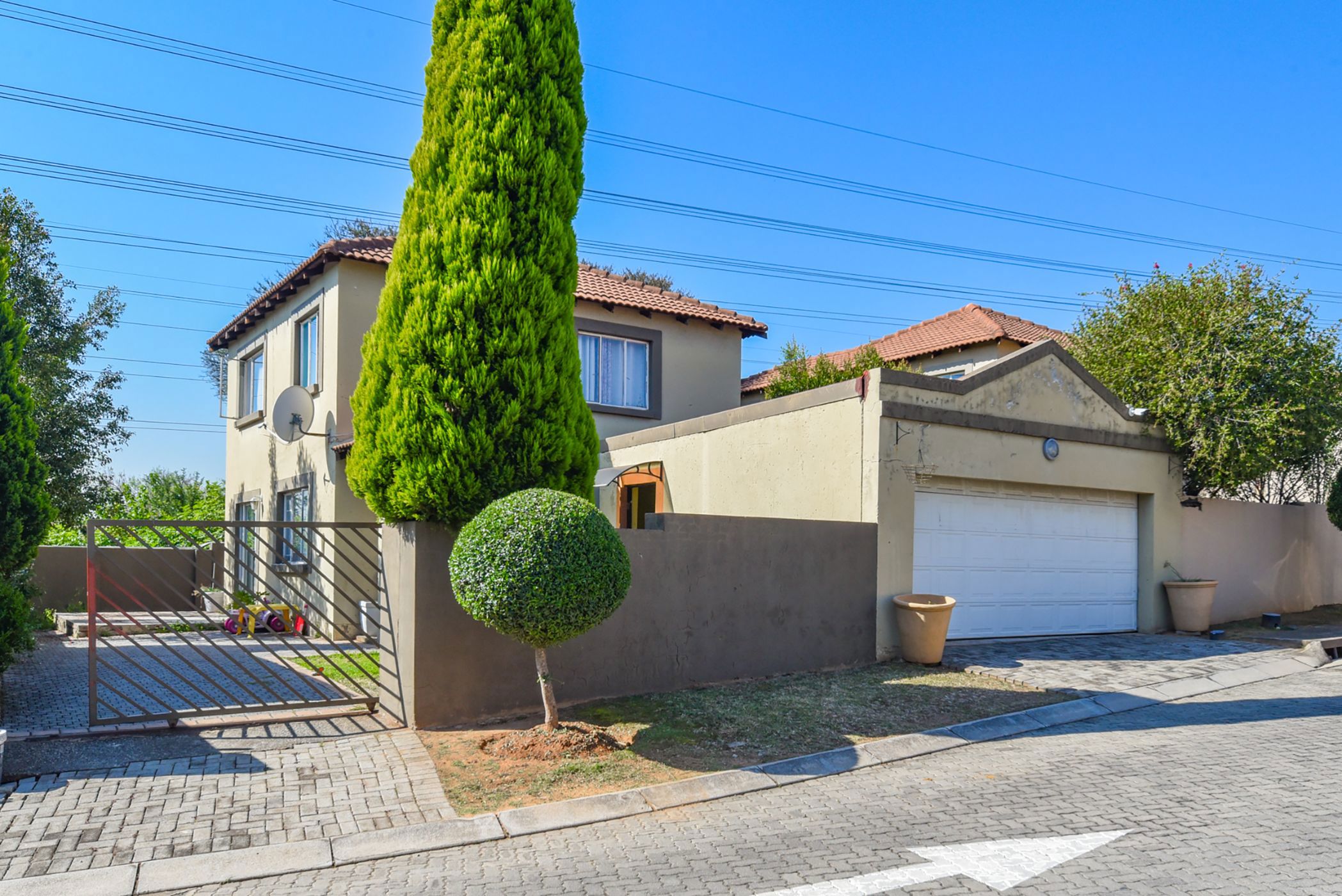 House for sale in North Riding - FW1701332