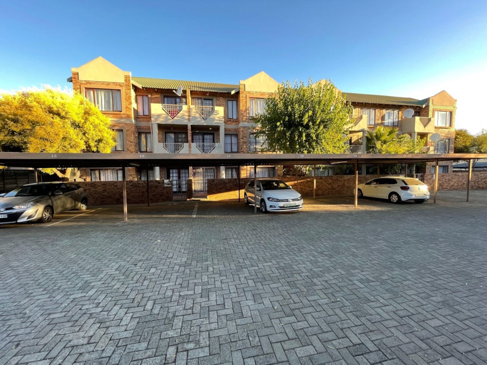 Townhouse for sale in Westdene, Bloemfontein - 1BX1702505