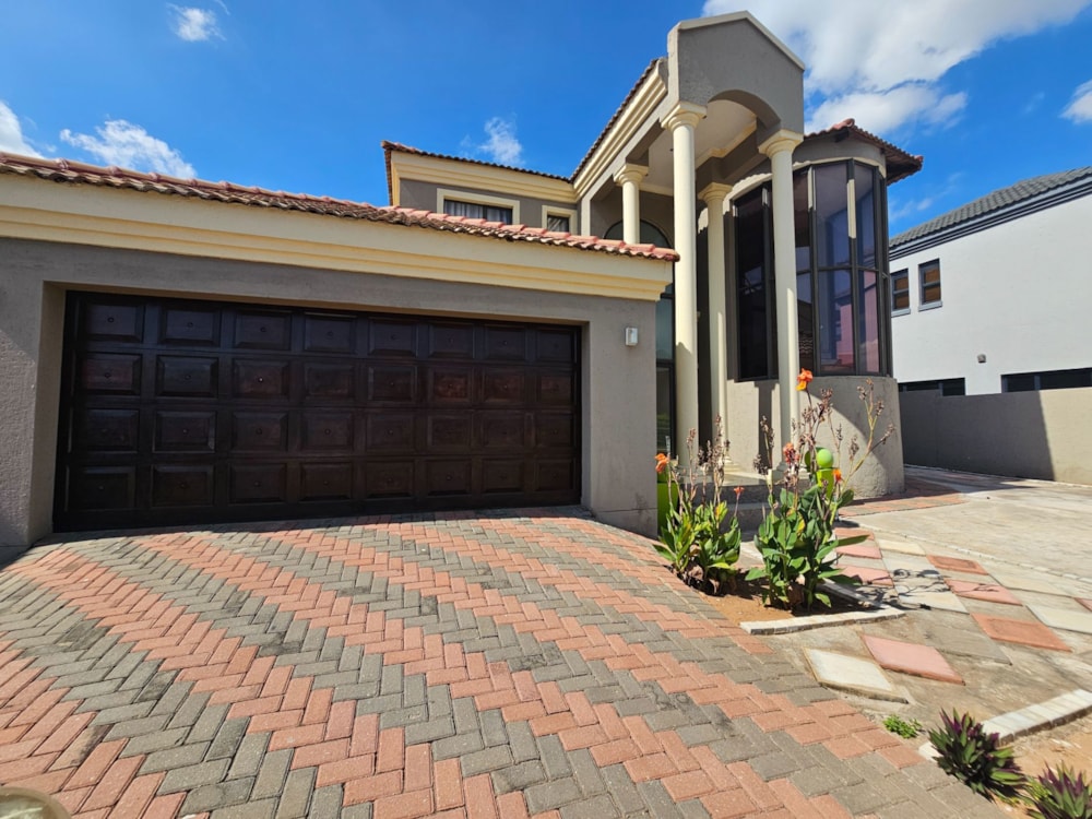 Double-storey house for sale in Bendor Park - 1PS1717274