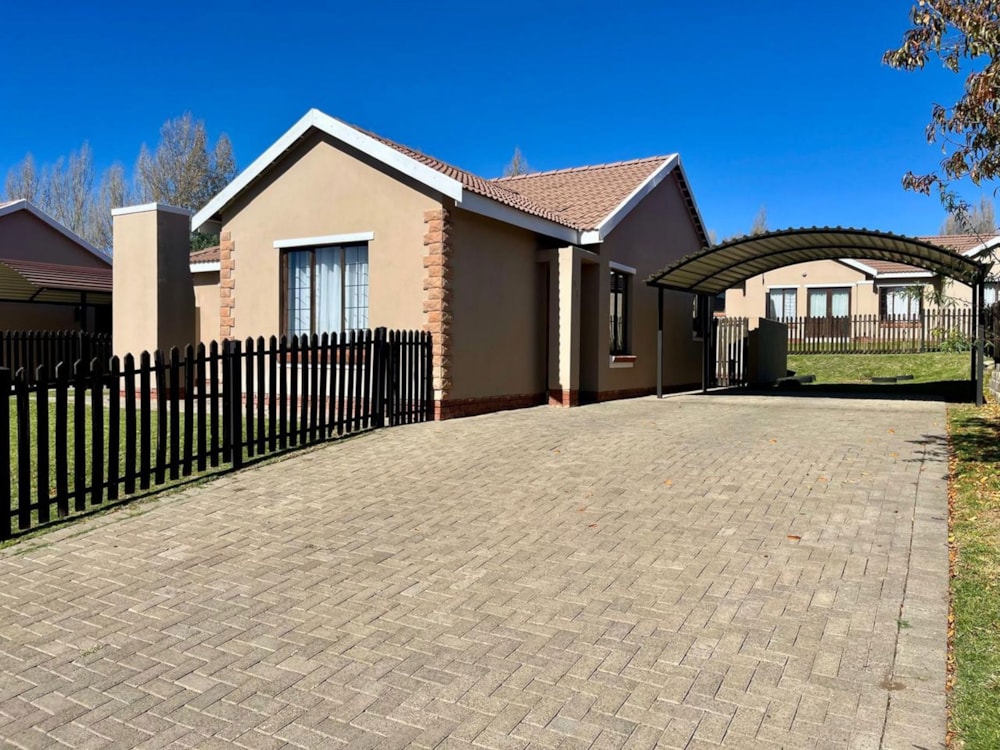 Townhouse for sale in Hillside, Bloemfontein - 1BX1700852 Townhouse for sale in Hillside, Bloemfontein - 1BX1700852