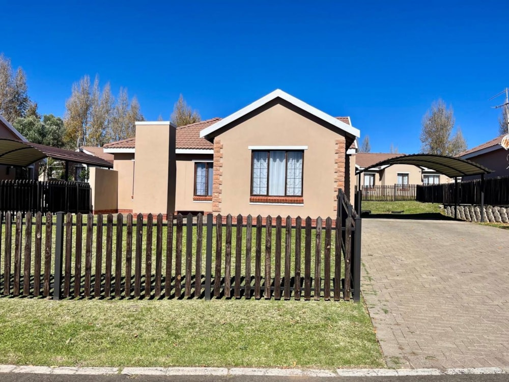 Townhouse for sale in Hillside, Bloemfontein - 1BX1700852 Townhouse for sale in Hillside, Bloemfontein - 1BX1700852