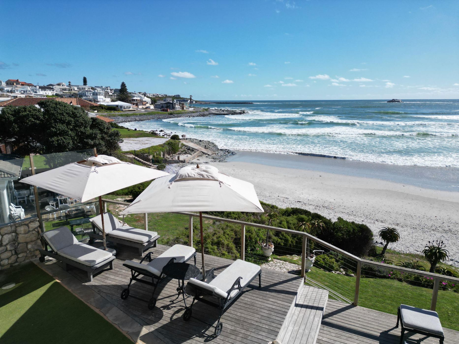 Beachfront villa for sale in Yzerfontein - LA1672104