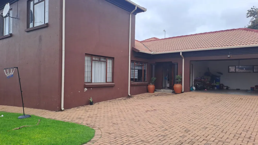 Double-storey house for sale in Aerorand - 1MD1698488