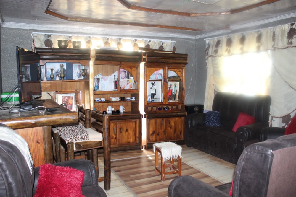 House for sale in Kwa Nobuhle - 1UK1701658 House for sale in Kwa Nobuhle - 1UK1701658