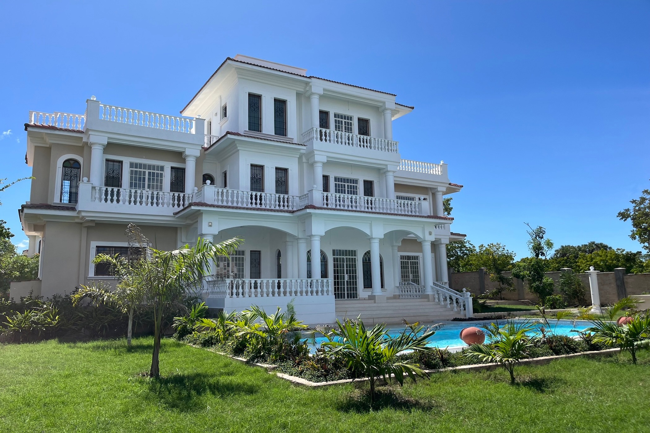 Beachfront villa let in Galu, Kenya - 3KE1698780