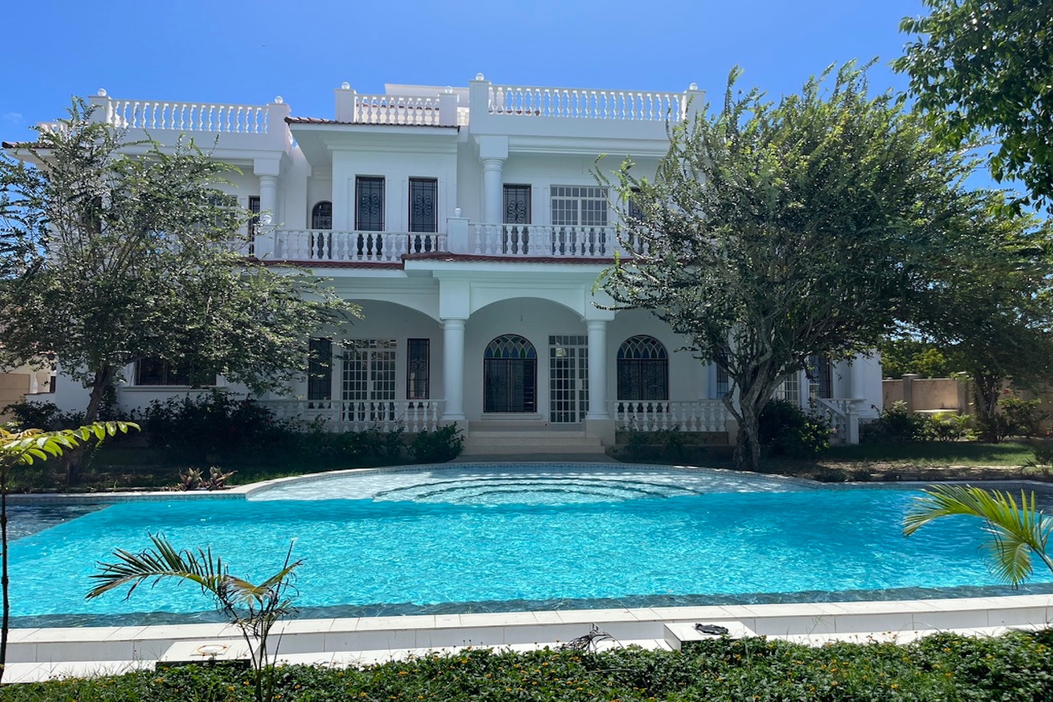 Beachfront villa let in Galu, Kenya - 3KE1698781