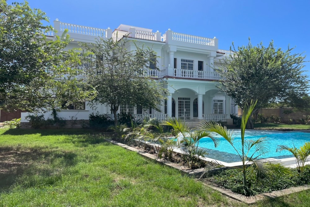 Beachfront villa let in Galu, Kenya - 3KE1698781 Beachfront villa let in Galu, Kenya - 3KE1698781