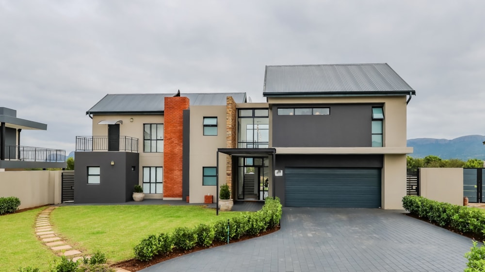 Security estate home for sale in La Camargue - 1HR1699335