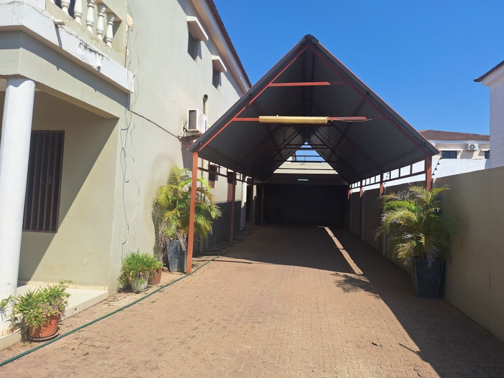 Security complex home to rent in Matola, Mozambique - 3MQ1702762 Security complex home to rent in Matola, Mozambique - 3MQ1702762