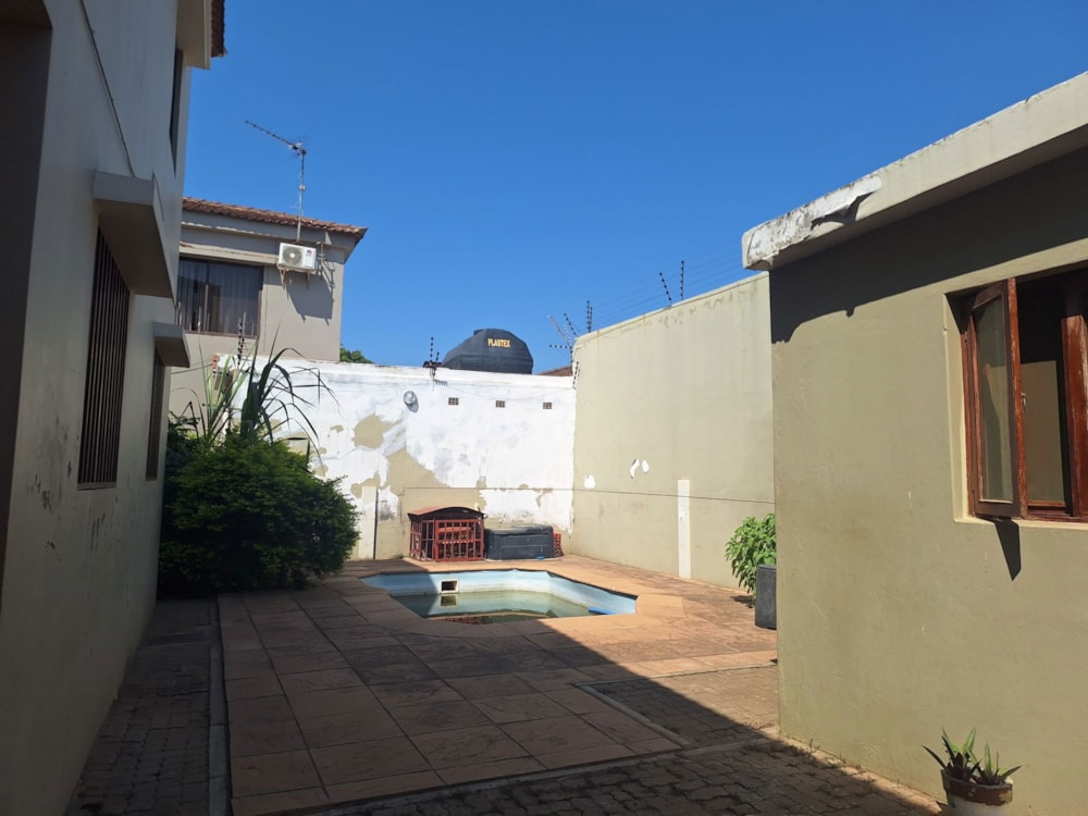 Security complex home to rent in Matola, Mozambique - 3MQ1702762 Security complex home to rent in Matola, Mozambique - 3MQ1702762