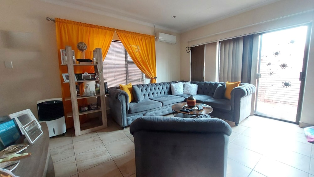 Security complex home for sale in Kathu - 1RN1700101 Security complex home for sale in Kathu - 1RN1700101