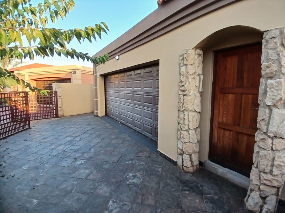 Security complex home for sale in Reyno Ridge - 1WD1700368