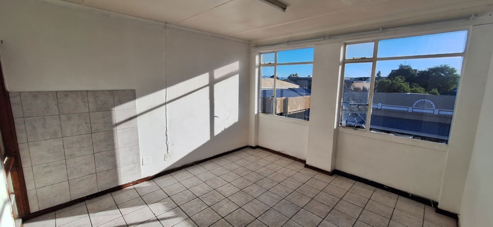 Bachelor apartment for sale in Oudtshoorn Central - 1OU1700812 Bachelor apartment for sale in Oudtshoorn Central - 1OU1700812