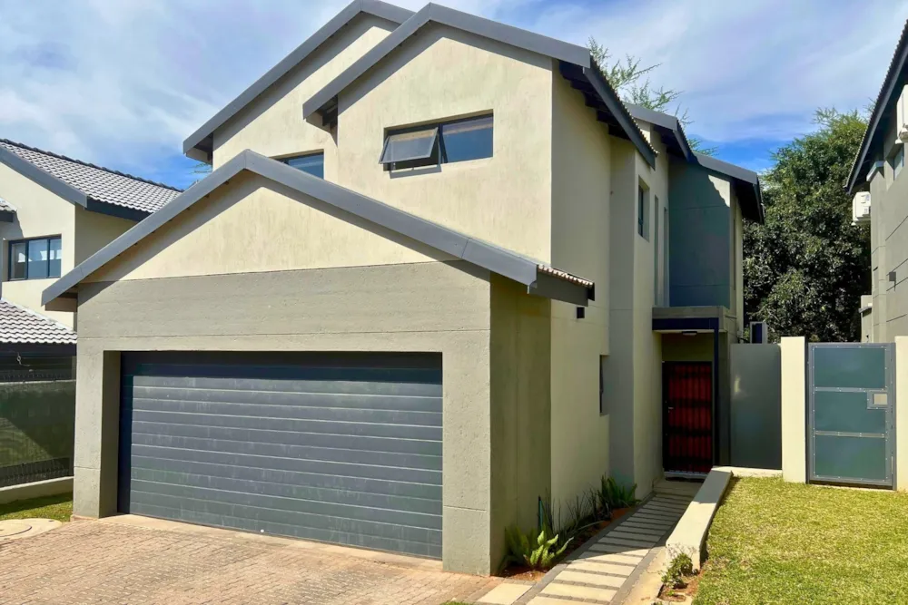 Double-storey house for sale in Nelspruit Ext 6 - 1NS1701224 Double-storey house for sale in Nelspruit Ext 6 - 1NS1701224