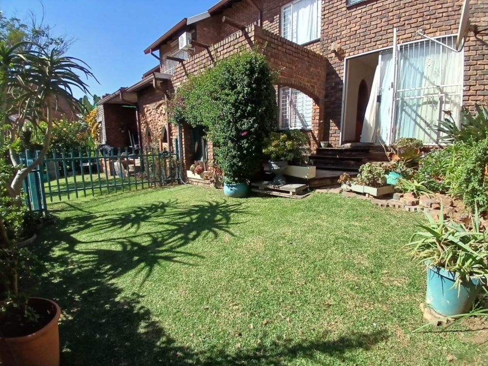 Security complex home for sale in Die Heuwel - 1WD1701659 Security complex home for sale in Die Heuwel - 1WD1701659