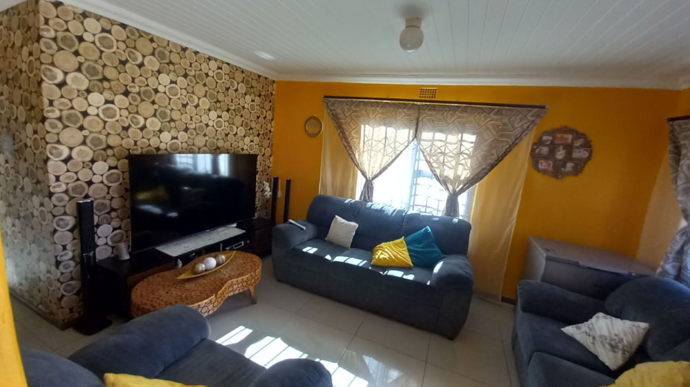 House for sale in Montclair, Cape Town - 1MN1702537