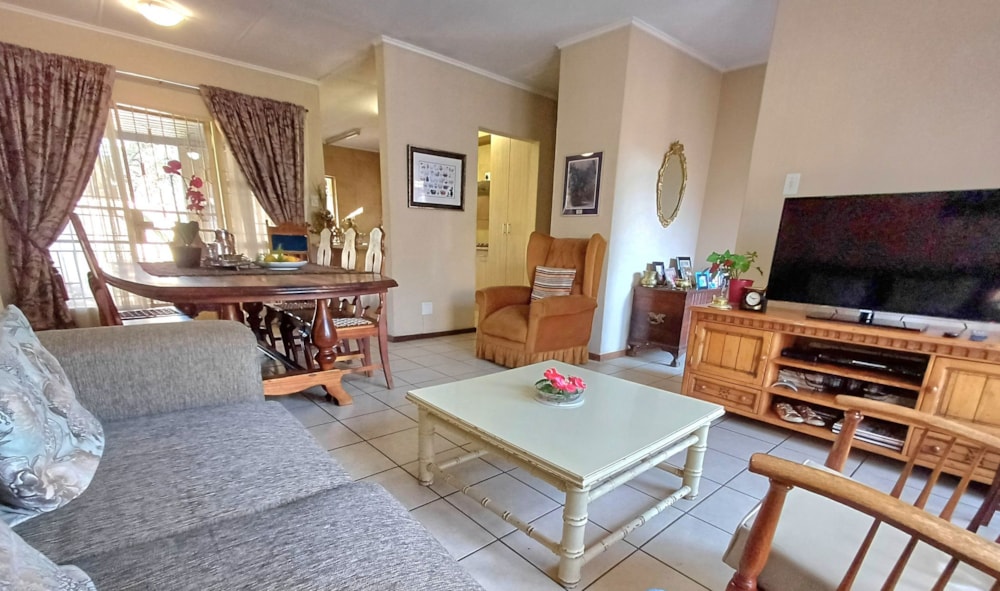 Townhouse sold in Die Hoewes - CN1702131 Townhouse sold in Die Hoewes - CN1702131