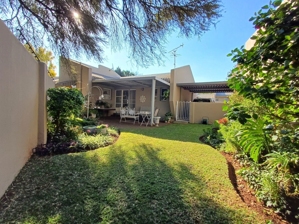 Townhouse sold in Die Hoewes - CN1702131 Townhouse sold in Die Hoewes - CN1702131