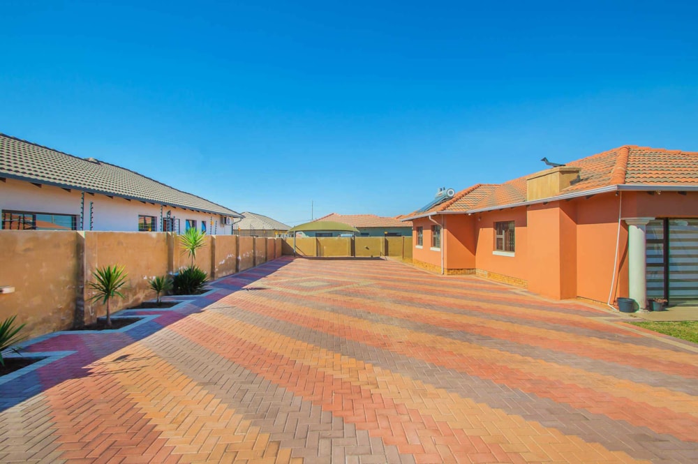 House for sale in Azaadville - 1KR1702431 House for sale in Azaadville - 1KR1702431